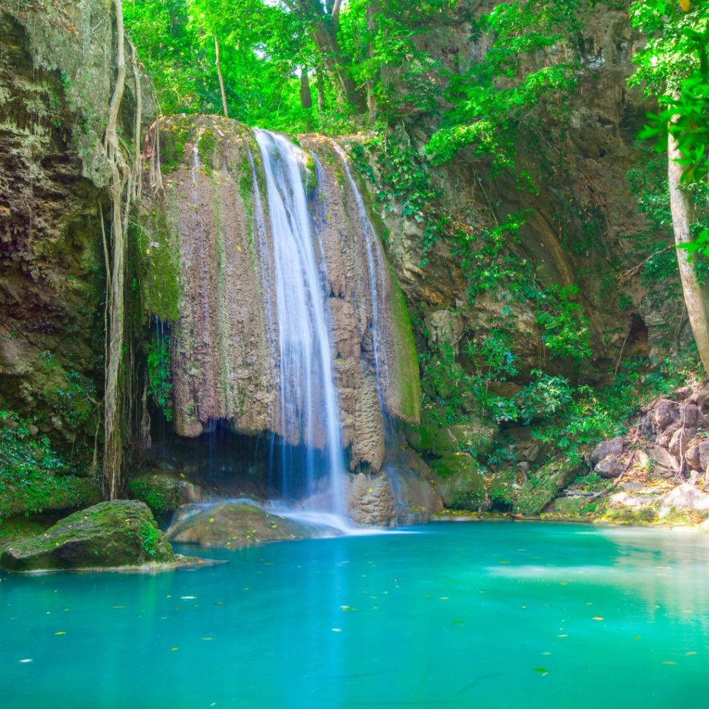 Wasserfall in tropischem Wald